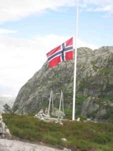 Noorse vlag halfstok bovenaan fjord, 24 juli 2011